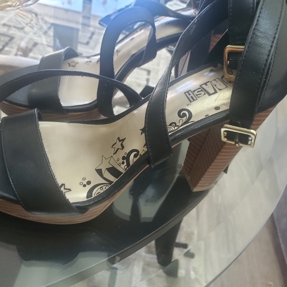 Shoes - Picture 1 of 4